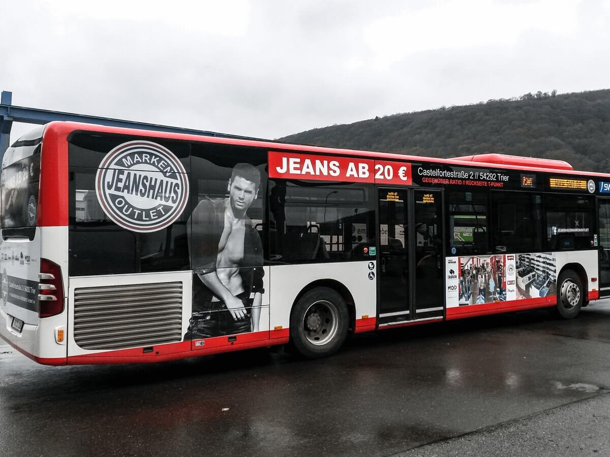 Jeanshaus Markenoutlet - Busbeschriftung