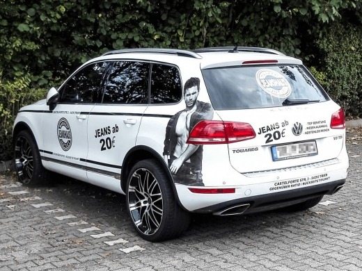 Jeanshaus Markenoutlet - Beschriftung VW Touareg
