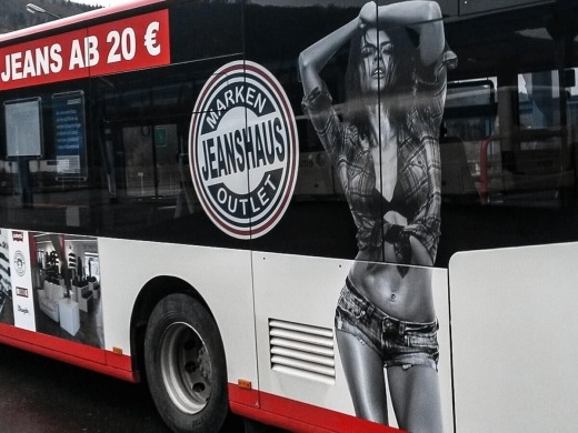 Jeanshaus Markenoutlet - Busbeschriftung