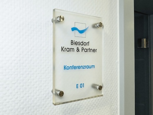 Biesdorf, Kram &amp; Partner - Acrylglas-Türbeschilderungen